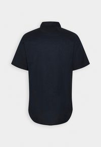 Camicia a maniche corte in tessuto blu scuro con colletto classico. Tessuto liscio, orlo arrotondato e senza motivi o accessori visibili.