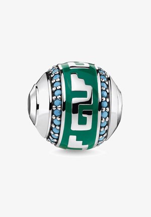 Perle en argent avec une bande émaillée verte présentant des découpes géométriques, bordée de petites pierres turquoise de chaque côté.