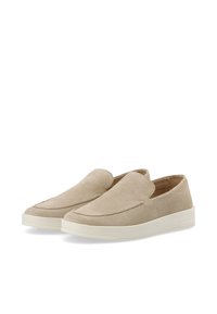 Scarpe slip-on in suede beige con punta arrotondata e suola piatta in gomma bianca. Design minimalista senza hardware o motivi visibili.