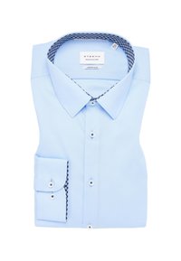 Lichtblauw super slim shirt met een contrasterende, gestreepte kraag en mouwen, voorzien van witte knopen en stiksel-details. Netjes gevouwen.