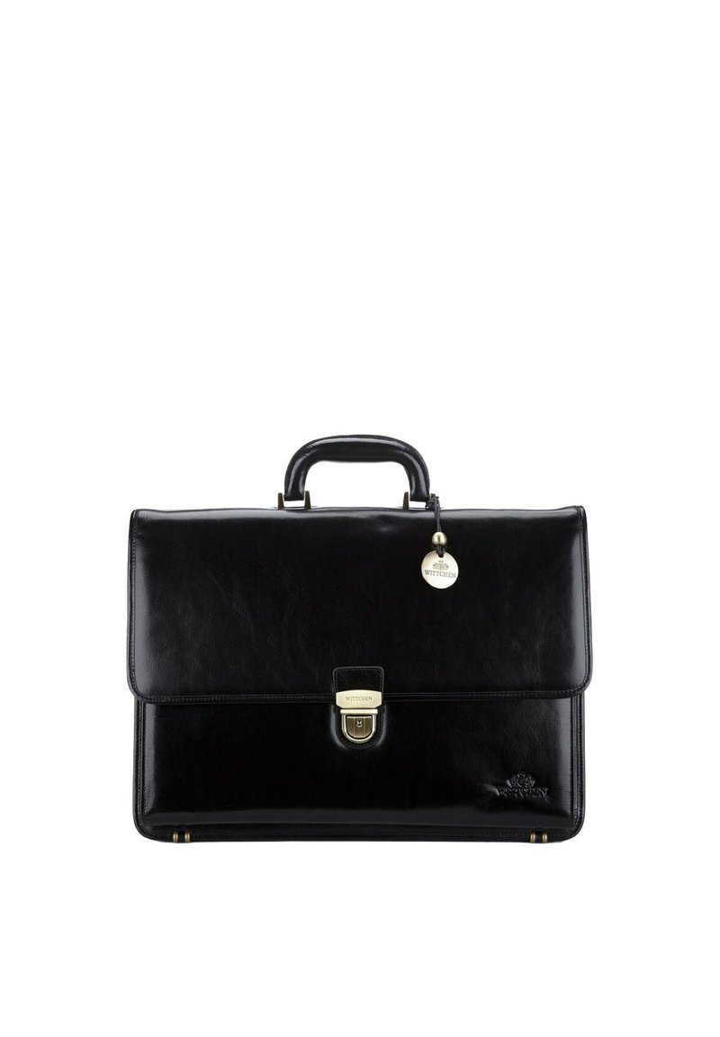 Zwarte leren aktetas met een handvat aan de bovenkant, gouden beslag, een voorste sluiting met slot en een metalen logobadge. Gladde textuur met minimale details.