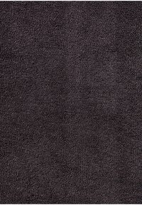 Temno siva brisa z dvignjeno površino, ki ima kratke zanke in mehak, puhast občutek. Enotna barva po vsej površini brez vzorcev ali dodatkov.