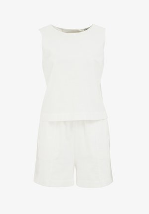 Fehér ujjatlan felső környakú, réteges kialakítással és hozzáillő laza shorttal, sima, könnyű anyagból készült.