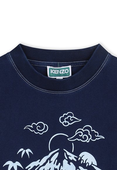 Marineblauw katoenen T-shirt met een ronde hals, witte afbeelding van een berg, wolken en zon. Heeft blauwe stikdetails.
