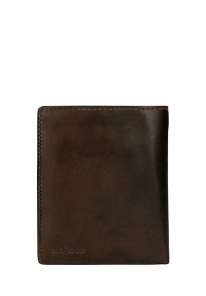Brązowy skórzany portfel o gładkiej fakturze, prostokątnym kształcie i przeszytych krawędziach. Posiada małe logo wytłoczone na dole.