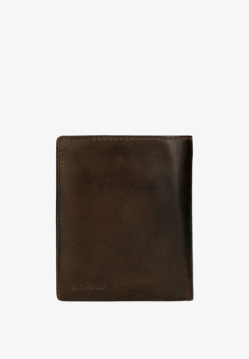 Hnědá kožená peněženka s hladkou texturou, obdélníkového tvaru a prošitými okraji. Na spodní části je vyraženo malé logo.