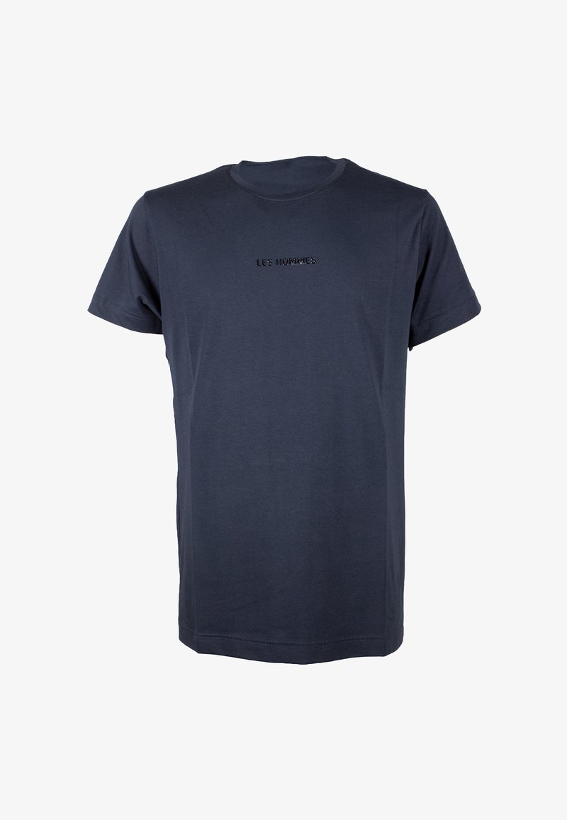 Navyblauw T-shirt met korte mouwen, ronde hals en kleine zwarte tekst "LES HOMMES" gecentreerd op de borst.