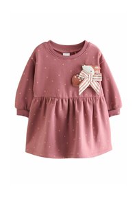 Roze peuterjurk met lange mouwen, kleine beige stippen en een stoffen hertengezicht met gestreepte strik op de borst.