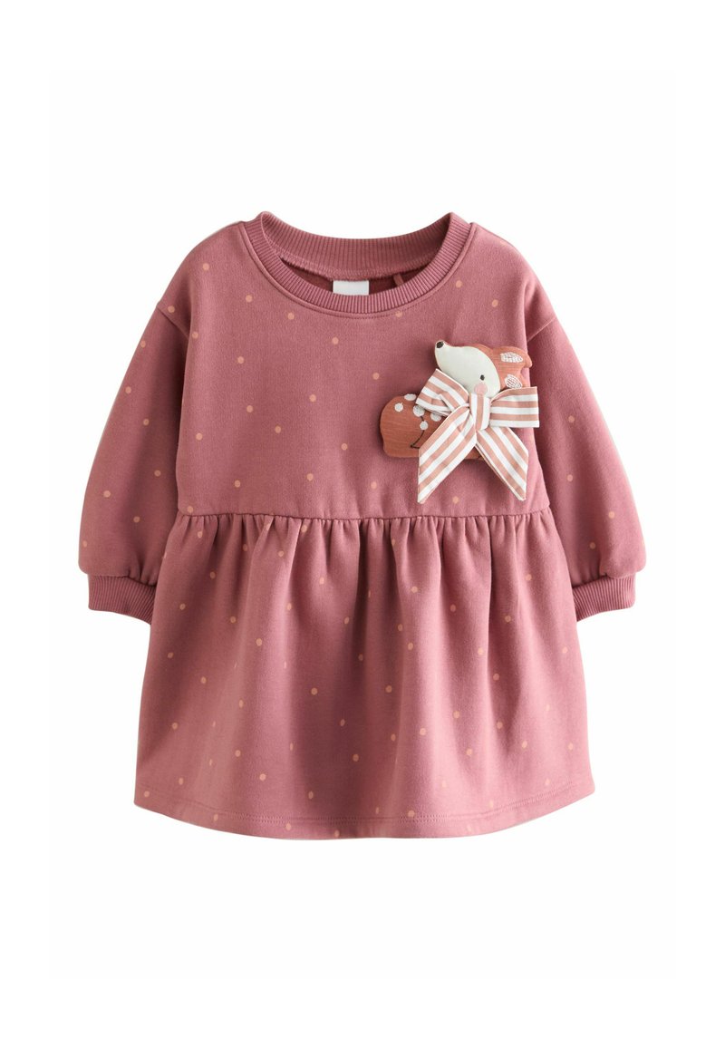 Roze peuterjurk met lange mouwen, kleine beige stippen en een stoffen hertengezicht met gestreepte strik op de borst.