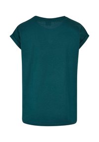 T-shirt teal à manches courtes en tissu doux. Présente un col rond et une coupe droite avec des manches retroussées. Aucune patterne ni graphique visible.