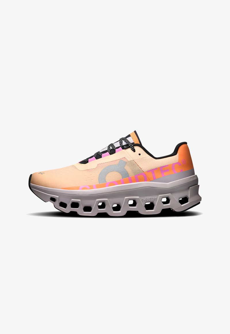 Chaussure de course légère dans des tons pêche et rose, avec une tige à motif, des lacets noirs et une semelle distinctive rembourrée avec des découpes hexagonales.