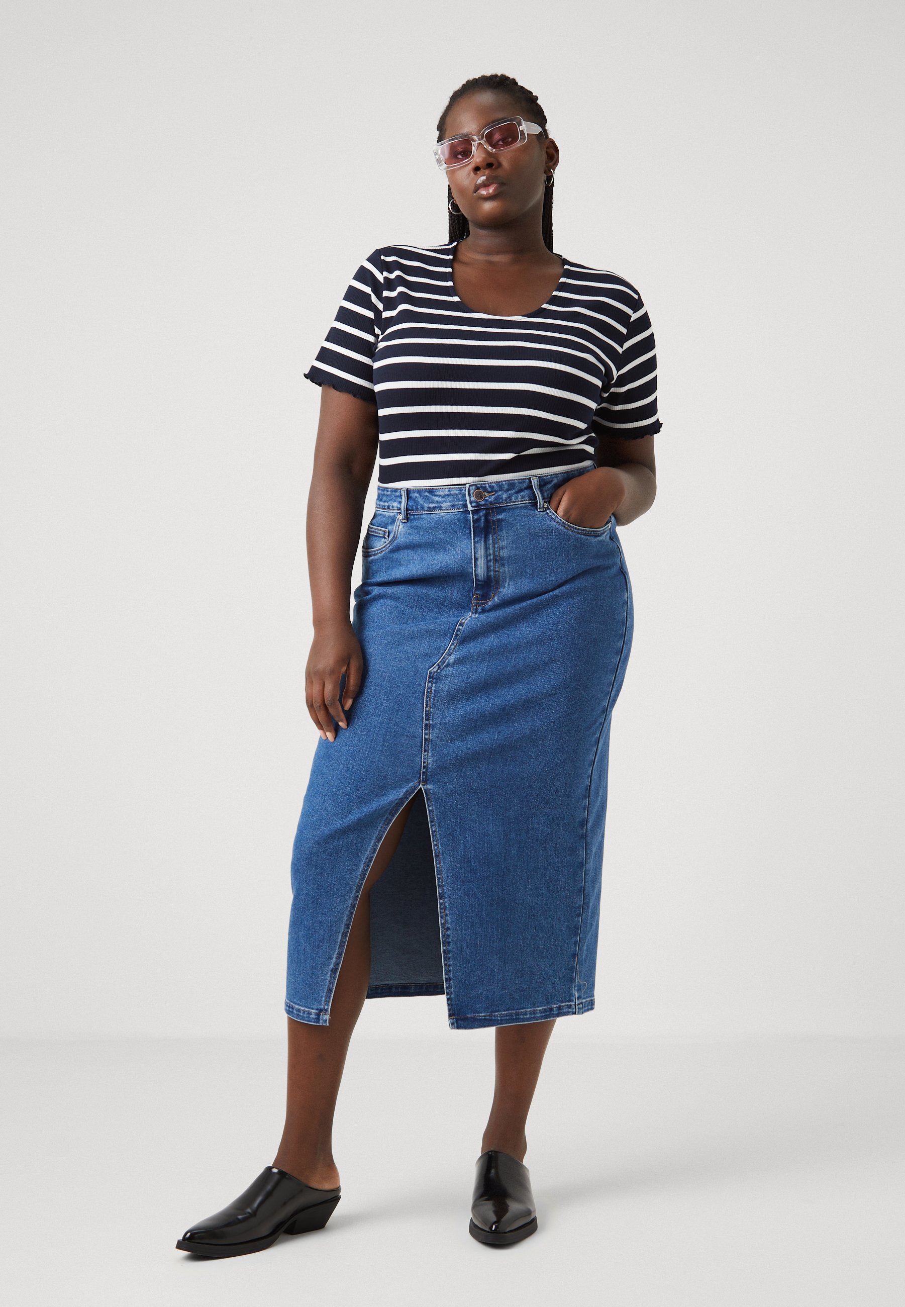 ONLY Carmakoma CARSIRI Midi - Pencil skirt - medium blue denim