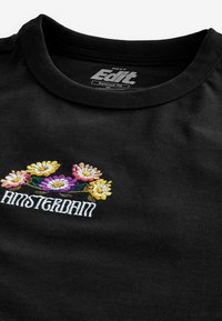 Next NATURE GRAPHIC - Apdrukāts T-krekls - black flower embroidery