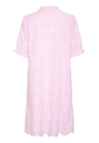 Robe en coton rose avec un col à volants et de courtes manches bouffantes. Présente des détails en œillets et un ourlet évasé avec des bords festonnés.