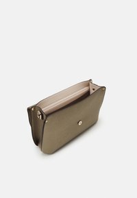 Kožené pouzdro olivově zelené barvy s texturovaným povrchem, zdobené zlatou kovovou výbavou a zapínáním na knoflík. Vnitřek je béžově vykládaný s oddíly.