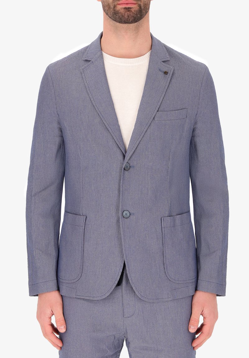 Blazer da uomo su misura in tessuto azzurro chiaro a trama, con rever a punta, due tasche frontali e chiusura con un solo bottone.