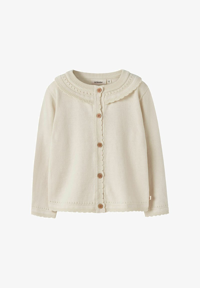 Cardigan bébé en maille couleur crème avec bords festonnés, col rond et fermeture à boutons en bois sur le devant.