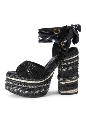 Sandalo platform nero con cinturini borchiati, fascetta alla caviglia in tessuto stampato con fibbia e tacco alto spesso e testurizzato.