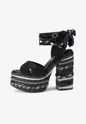 Sandalo platform nero con cinturini borchiati, fascetta alla caviglia in tessuto stampato con fibbia e tacco alto spesso e testurizzato.