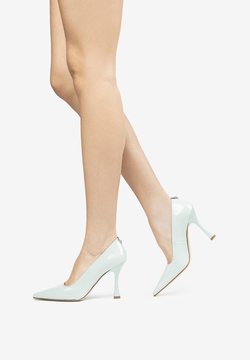 Tacchi alti in pelle verniciata azzurro chiaro, con punta affusolata e tacco sottile. Presentano un design senza cuciture con una finitura liscia e lucida.