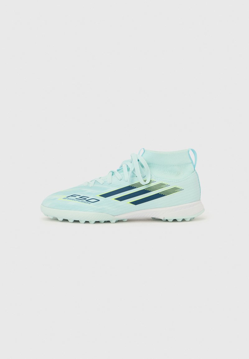 Chaussure de football bleu clair à design montante, avec des rayures bleu foncé et des accents jaunes, surface texturée, et crampons en caoutchouc.