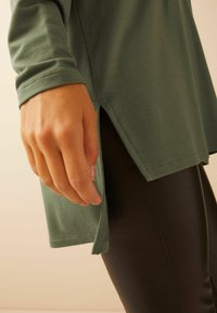 Friends Like These V NECK - Hosszú ujjú felső - khaki green