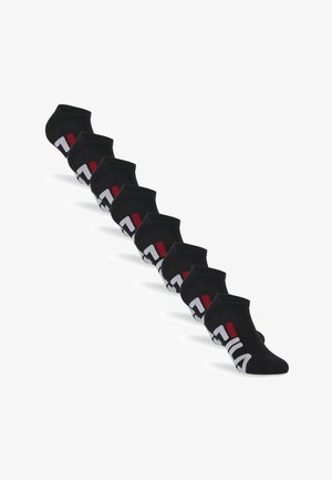 Sieben Paare schwarze Knöchelsocken mit weißem und rotem fettem Text an der Seite, diagonal auf weißem Hintergrund angeordnet.
