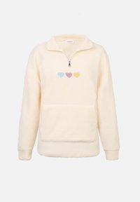 Sudadera de forro polar color crema con media cremallera en el cuello, con tres bordados de corazones en tonos pastel azul, rosa y amarillo en el pecho.