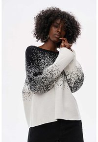 Oversized sweter z gradientowym wzorem od czerni do bieli, o strukturalnej teksturze i szerokich rękawach. Miękki materiał dzianinowy.