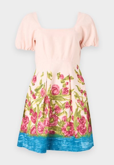 Pufveida piedurkņu kleita gaiši rozā audumā ar rozā rožu un zaļo lapu ziedu rakstu, pabeigta ar zilu mala apakšā.