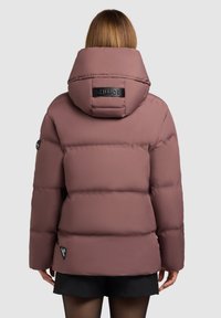 Chaqueta de plumas con capucha en color malva, con diseño acolchado, puños elásticos y un detalle del logo en el panel trasero. Tela suave e aislante.