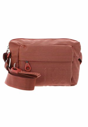 Compatta borsa a tracolla rossa con texture, dotata di tasca anteriore con zip e tracolla regolabile con clip di plastica.