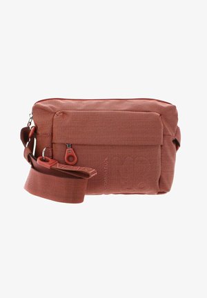 Sac bandoulière compact rouge texturé avec poche zippée à l'avant et sangle réglable avec clip en plastique.