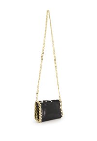 Černá kožená crossbody taška se zlatým řetízkem, která má kontrastní látku a zlaté prošívání podél okrajů. Kompaktní obdélníkový tvar.