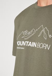 Peak Performance EXPLORE GRAPHIC TEE - Camiseta estampada - pine needle