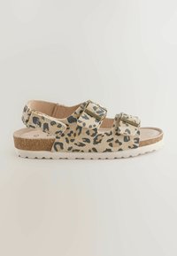 Sandales à motif léopard avec deux brides réglables à boucle, une semelle intérieure en liège texturée et une semelle extérieure en caoutchouc blanc présentant un motif de crampons ondulés.