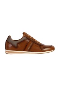 Sneakers in pelle marrone con un pannello in rete testurizzata, suola bianca a contrasto e lacci tonali con dettagli di marca sul lato.