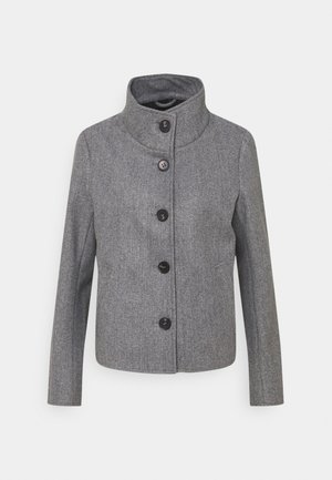 Chaqueta de mezcla de lana gris con un cuello alto, que presenta botones negros y un ajuste ligeramente entallado, textura suave y sin patrón visible.