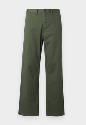 Zelené široké nohavice vyrobené z bavlnenej zmesi, s gombíkovým zapínaním, pútkami na opasok a jemnou vertikálnou textúrou.