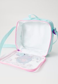 Aqua blauwe tas met een roze ritssluiting en accenten, met een transparant vak aan de binnenkant met kleurrijke cartoonfiguur ontwerpen.