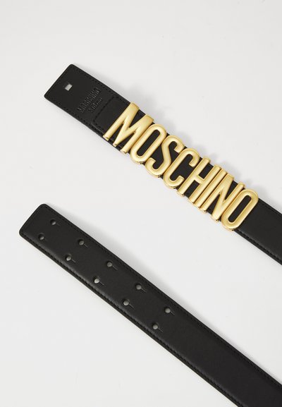 Cinturón de cuero negro con hebilla de logo en tono dorado "MOSCHINO". La correa incluye agujeros ajustables para personalizar el tamaño.
