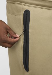 Nike Sportswear SPORTSWEAR TECH FLEECE - Tracksuit bottoms - neutral olive black