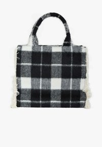 Borsa a mano a quadri realizzata in tessuto morbido, con quadrati bianchi e neri, bordi sfrangiati e due manici robusti per il trasporto.