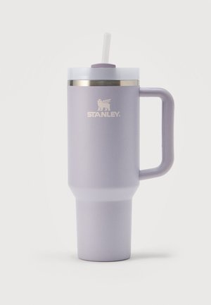 Cana de călătorie înaltă mată lavandă cu mâner, capac transparent, pai reutilizabil și logo argintiu cu inscripția "Stanley" în față.