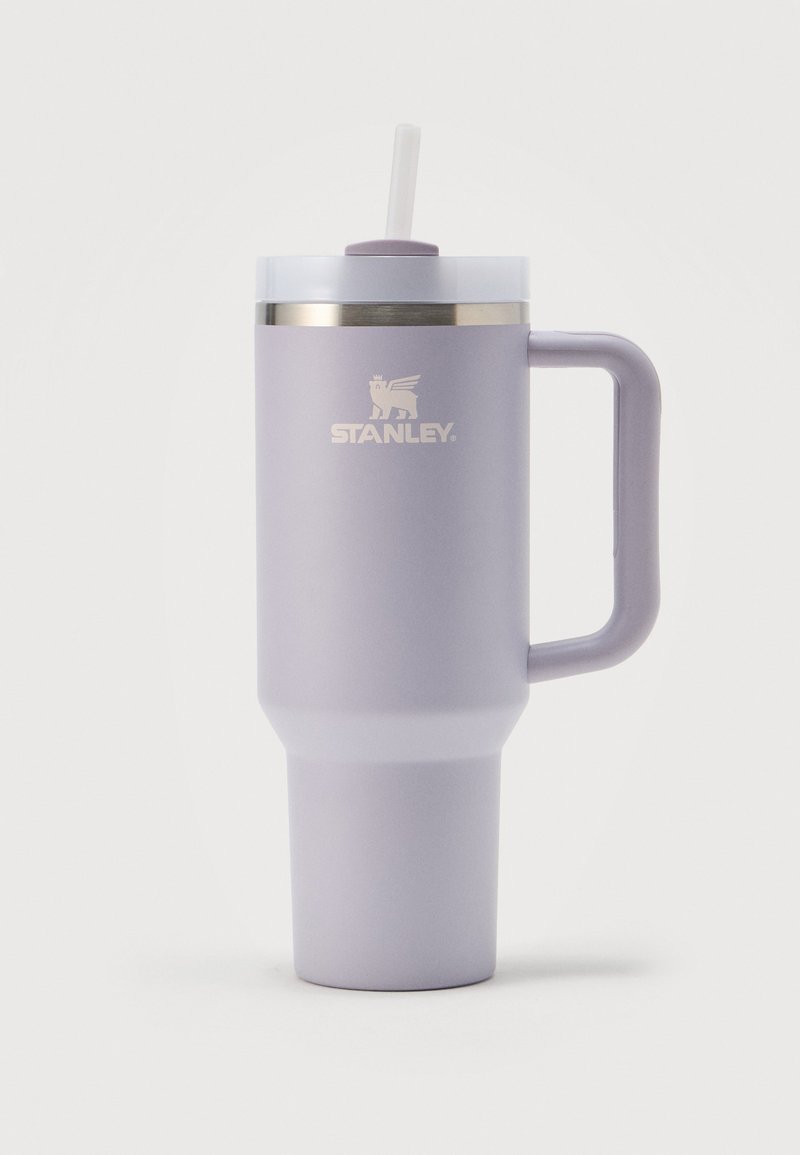 Gobelet de voyage haut lavande mat avec poignée, couvercle transparent, paille réutilisable et logo argenté portant l'inscription « Stanley » sur le devant.