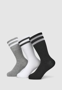 Tre paia di calzini in grigio, bianco e nero. Ogni calzino presenta una parte superiore a coste con due strisce orizzontali. Texture morbida e liscia.