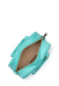 Sac à main en cuir turquoise avec une forme structurée, fermeture éclair dorée et deux poignées courtes ; l'ouverture zippée révèle un intérieur beige.