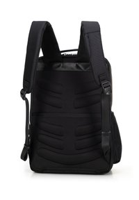 Sac à dos noir avec un panneau arrière rembourré et des bretelles réglables. Matériau en nylon texturé avec une finition lisse et des lignes de design subtiles.