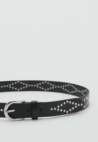 Zwarte leren riem met zilveren studs die in een diamantpatroon langs de lengte zijn gerangschikt, voorzien van een metalen gesp en een houder.