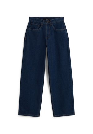 Mørkeblå denim jeans med lige ben med for- og baglommer, knaplukning og bæltestropper, lagt fladt på hvid baggrund.
